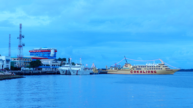 Took the aperture to f/3.5 and focused on the yellow ship. First time I shot something during the blue hour where it's really obvious just how blue it is.